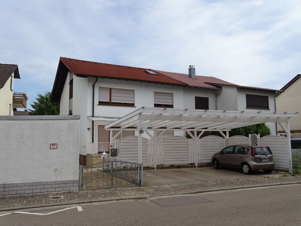 Außen Ansicht mit Carports